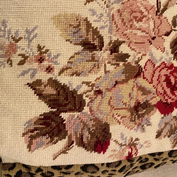 🌟Beautiful Embroidered Pillow - Picture 6 of 16